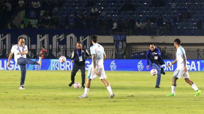 Wakil Ketua Umum PSSI Zainudin Amali, bersama perwakilan titel kompetisi dan host broadcaster melakukan kick off simbolis dimulainya Liga 1 2024-2025 di Stadion Si Jalak Harupat, Kabupaten Bandung, Jawa Barat, Jumat (9/8/2024).