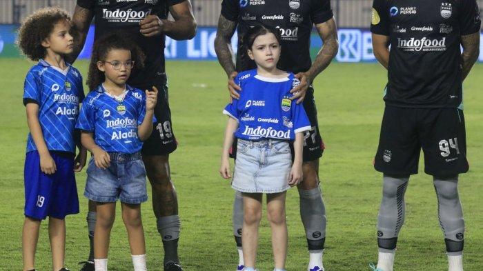 Tiga anak pemain Persib mendampingi orang tuanya yang akan bertanding pada laga pembuka Liga 1 2024-2025 di Stadion Si Jalak Harupat, Kabupaten Bandung, Jawa Barat, Jumat (9/8/2024).