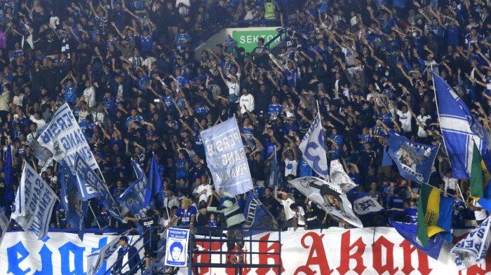 Ribuan bobotoh memberi dukungan untuk Persib Bandung melawan PSBS BIak pada laga pembuka Liga 1 2024-2025 di Stadion Si Jalak Harupat, Kabupaten Bandung, Jawa Barat, Jumat (9/8/2024).