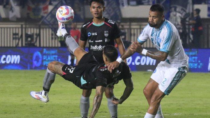 Penyerang sayap kiri Persib Bandung, Ciro Alves melakukan tendangan salto dihadang bek tengah PSBS Biak, Julian Alberto pada laga perdana Liga 1 2024-2025 di Stadion Si Jalak Harupat, Kabupaten Bandung, Jawa Barat, Jumat (9/8/2024).
