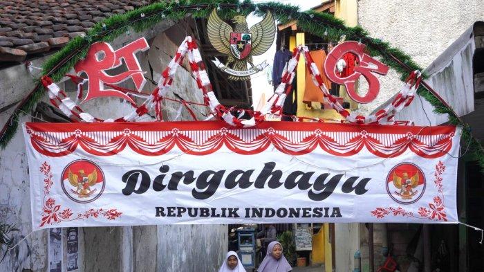 Anak-anak melintasi gapura menyambut HUT ke-79 Kemerdekaan RI, di salah satu gang di RW 03, Kampung Mengger Hilir, Desa Sukapura, Kecamatan Dayeuhkolot Kabupaten Bandung, Sabtu (10/8/2024).