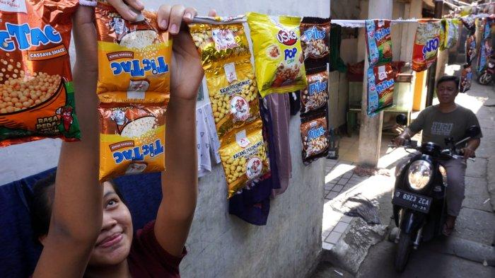 Warga memasang makanan kadaluarsa di seutas tali di salah satu gang, di RW 03, Kampung Mengger Hilir, Desa Sukapura, Kecamatan Dayeuhkolot Kabupaten Bandung, Sabtu (10/8/2024).