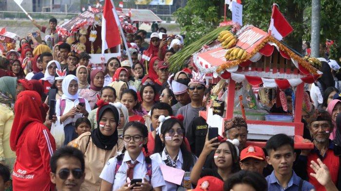 Ratusan warga RW 05, Kelurahan Andir mengikuti pawai jampana, di Kolam Retensi Andir, Kecamatan Baleendah, Kabupaten Bandung, Jawa Barat, Sabtu (17/8/2024).