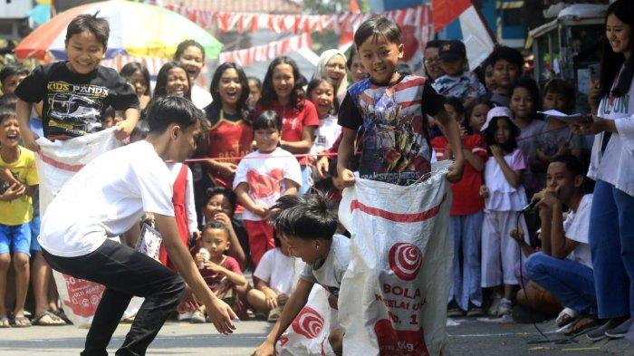 Anak-anak mengikuti lomba balap karung, di RW 11, Kelurahan Cikutra, Kecamatan Cibeunying Kidul, Kota Bandung, Jawa Barat, Sabtu (17/8/2024).