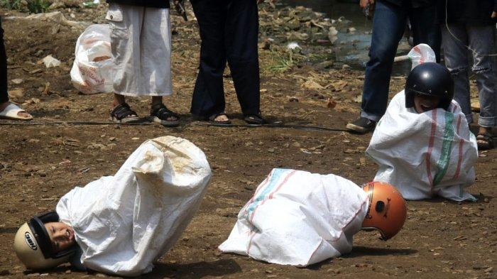 Anak-anak mengikuti lomba balap karung pakai helm di Sungai Cidurian yang diuruk tanah di saat airnya surut, di RW 15, Kelurahan Padasuka, Kecamatan Cibeunying Kidul, Kota Bandung, Jawa Barat, Sabtu (17/8/2024).