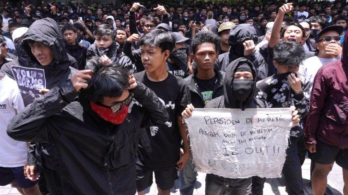 Ratusan bobotoh melakukan aksi unjuk rasa di depan Kantor PT Persib Bandung Bermartabat (PBB), Graha Persib, Jalan Sulanjana, Kota Bandung, Jawa Barat, Sabtu (21/9/2024).