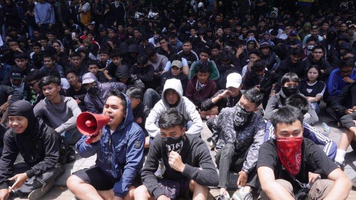 Ratusan bobotoh mengepung Kantor PT Persib Bandung Bermartabat (PBB), di Graha Persib, Jalan Sulanjana, Kota Bandung, Jawa Barat, Sabtu (21/9/2024).