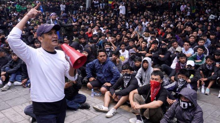 Ratusan bobotoh melakukan aksi unjuk rasa di depan Kantor PT Persib Bandung Bermartabat (PBB), Graha Persib, Jalan Sulanjana, Kota Bandung, Jawa Barat, Sabtu (21/9/2024).