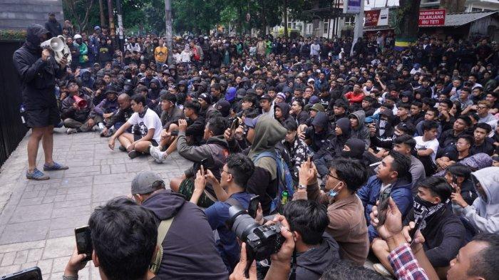 Ratusan bobotoh melakukan aksi unjuk rasa di depan Kantor PT Persib Bandung Bermartabat (PBB), Graha Persib, Jalan Sulanjana, Kota Bandung, Jawa Barat, Sabtu (21/9/2024).