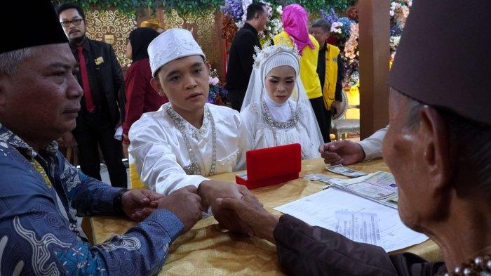 Salah satu pasangan pengantin menjalani akad nikah pada kegiatan nikah massal di Pendopo Kota Bandung, Jalan Dalem Kaum, Kota Bandung, Jawa Barat, Sabtu (21/9/2024).