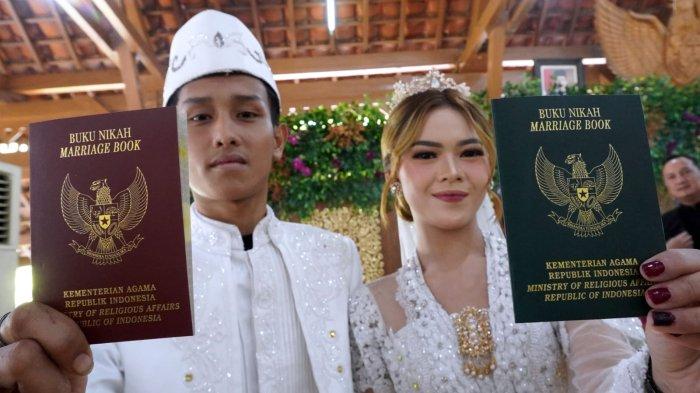 Salah satu pasangan pengantin memperlihatkan buku nikah seusai menjalani akad nikah pada kegiatan nikah massal di Pendopo Kota Bandung, Jalan Dalem Kaum, Kota Bandung, Jawa Barat, Sabtu (21/9/2024).