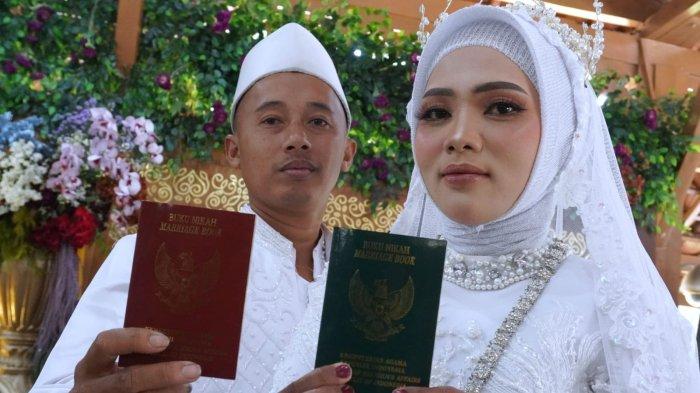 Salah satu pasangan pengantin memperlihatkan buku nikah seusai menjalani akad nikah pada kegiatan nikah massal di Pendopo Kota Bandung, Jalan Dalem Kaum, Kota Bandung, Jawa Barat, Sabtu (21/9/2024).