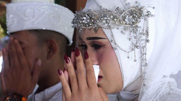 Salah satu pasangan pengantin meneteskan air mata terharu bahagia seusai menjalani akad nikah pada kegiatan nikah massal di Pendopo Kota Bandung, Jalan Dalem Kaum, Kota Bandung, Jawa Barat, Sabtu (21/9/2024).