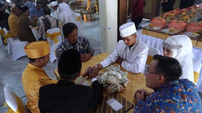 Sejumlah pasang pengantin menjalani akad nikah pada kegiatan nikah massal di Pendopo Kota Bandung, Jalan Dalem Kaum, Kota Bandung, Jawa Barat, Sabtu (21/9/2024).
