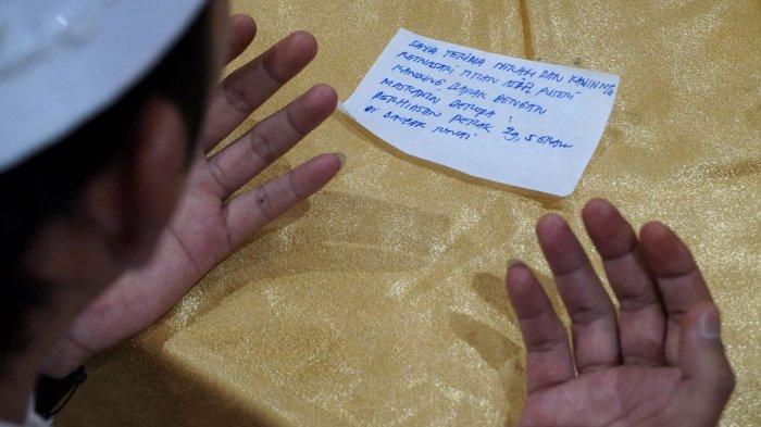 Salah seorang pengantin berdoa seusai menjalani akad nikah pada kegiatan nikah massal di Pendopo Kota Bandung, Jalan Dalem Kaum, Kota Bandung, Jawa Barat, Sabtu (21/9/2024).