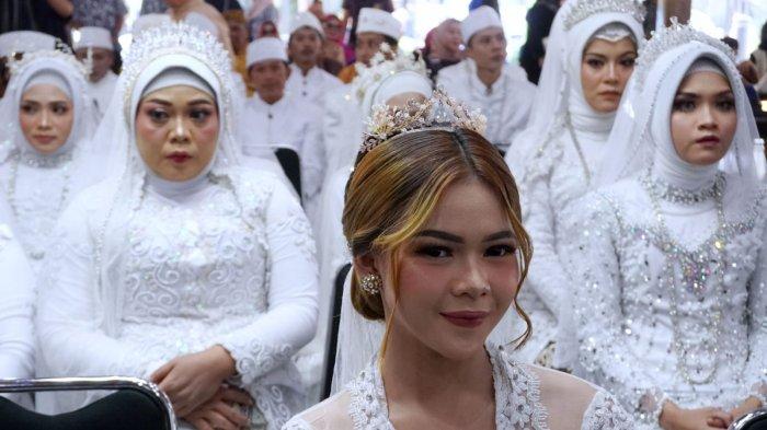 Pengantin perempuan duduk di kursi depan terpisah dengan pasangannya yang ditempatkan di kursi bagian belakang sebelum menjalani akad nikah pada kegiatan nikah massal di Pendopo Kota Bandung, Jalan Dalem Kaum, Kota Bandung, Jawa Barat, Sabtu (21/9/2024).