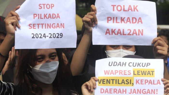 Pengunjuk rasa memegang poster saat menggelar aksi unjuk rasa Tolak Revisi UU Pilkada dan Kawal Putusan MK di depan Gedung DPRD Jawa Barat, Kota Bandung, Kamis (22/8/2024).