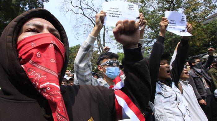 Pengunjuk rasa memegang poster saat menggelar aksi unjuk rasa Tolak Revisi UU Pilkada dan Kawal Putusan MK di depan Gedung DPRD Jawa Barat, Kota Bandung, Kamis (22/8/2024).