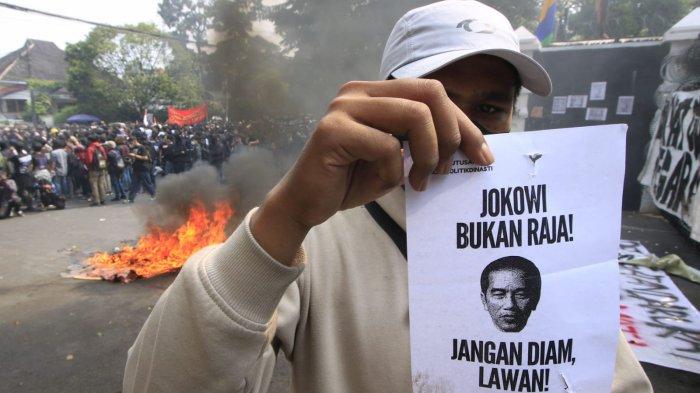 Pengunjuk rasa memegang poster saat menggelar aksi unjuk rasa Tolak Revisi UU Pilkada dan Kawal Putusan MK di depan Gedung DPRD Jawa Barat, Kota Bandung, Kamis (22/8/2024).