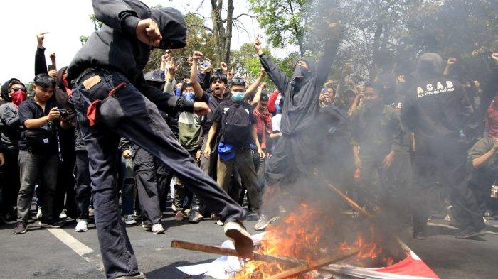 Pengunjuk rasa melakukan pembakaran dan pelemparan saat menggelar aksi unjuk rasa Tolak Revisi UU Pilkada dan Kawal Putusan MK di depan Gedung DPRD Jawa Barat, Kota Bandung, Kamis (22/8/2024).