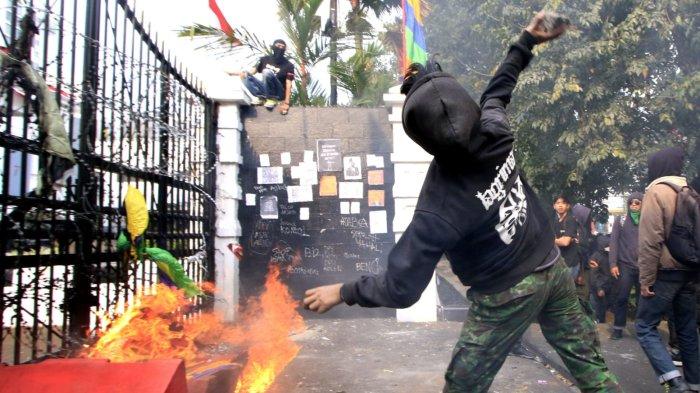 Pengunjuk rasa melakukan pemakaran dan pelemparan saat menggelar aksi unjuk rasa Tolak Revisi UU Pilkada dan Kawal Putusan MK di depan Gedung DPRD Jawa Barat, Kota Bandung, Kamis (22/8/2024).