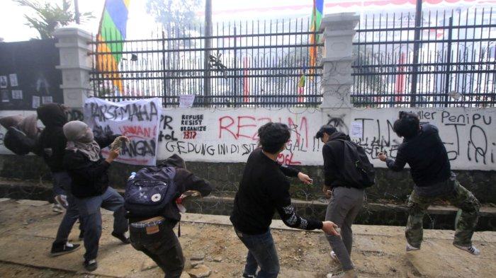 Pengunjuk rasa melakukan pelemparan saat menggelar aksi unjuk rasa Tolak Revisi UU Pilkada dan Kawal Putusan MK di depan Gedung DPRD Jawa Barat, Kota Bandung, Kamis (22/8/2024).