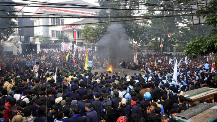 Pengunjuk rasa memblokade jalan, membakar ban bekas, dan berorasi saat menggelar aksi unjuk rasa Darurat Indonesia Kawal Putusan MK di depan Gedung DPRD Jawa Barat, Kota Bandung, Jumat (23/8/2024).