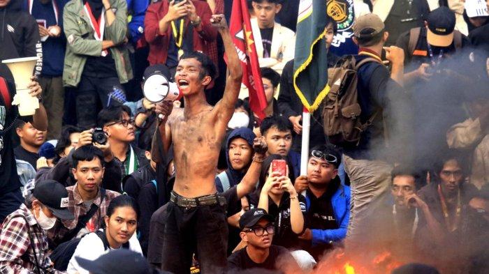 Pengunjuk rasa memblokade jalan, membakar ban bekas, dan berorasi saat menggelar aksi unjuk rasa Darurat Indonesia Kawal Putusan MK di depan Gedung DPRD Jawa Barat, Kota Bandung, Jumat (23/8/2024).