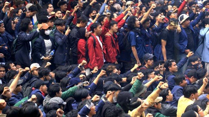Mahasiswa dari berbagai kampus turut menghadiri aksi unjuk rasa Tolak Revisi UU Pilkada dan Kawal Putusan MK di depan Gedung DPRD Jawa Barat, Kota Bandung, Kamis (22/8/2024).