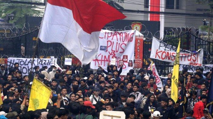 Pengunjuk rasa dari berbagai kampus dan elemen masyarakat mengikuti aksi unjuk rasa Darurat Indonesia Kawal Putusan MK di depan Gedung DPRD Jawa Barat, Kota Bandung, Jumat (23/8/2024).