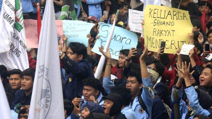 Pengunjuk rasa memegang poster saat menggelar aksi Darurat Indonesia Kawal Putusan MK di depan Gedung DPRD Jawa Barat, Kota Bandung, Jumat (23/8/2024).
