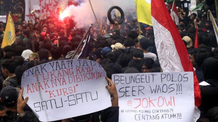 Pengunjuk rasa memegang poster saat menggelar aksi Tolak Revisi UU Pilkada dan Kawal Putusan MK di depan Gedung DPRD Jawa Barat, Kota Bandung, Kamis (22/8/2024).