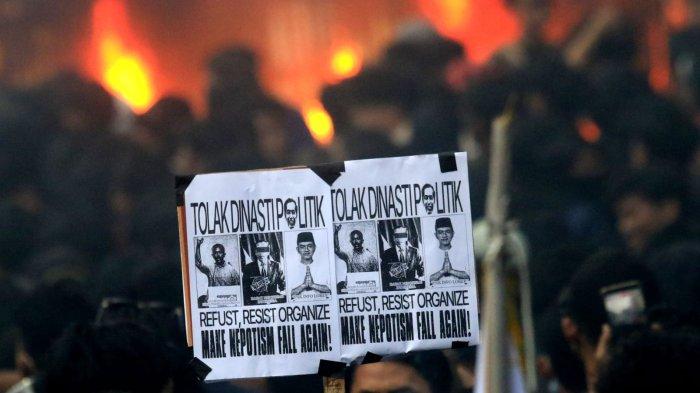 Pengunjuk rasa memegang poster saat menggelar aksi Darurat Indonesia Kawal Putusan MK di depan Gedung DPRD Jawa Barat, Kota Bandung, Jumat (23/8/2024).