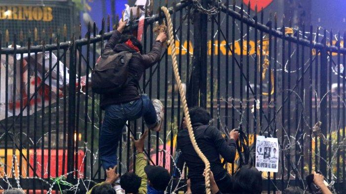 Pengunjuk rasa berusaha merobohkan pagar gerbang saat menggelar aksi unjuk rasa Darurat Indonesia Kawal Putusan MK di depan Gedung DPRD Jawa Barat, Kota Bandung, Jumat (23/8/2024).