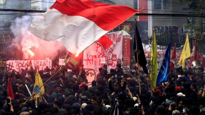 Pengunjuk rasa mengbarkan bendera merah putih di tengah aksi unjuk rasa Darurat Indonesia Kawal Putusan MK di depan Gedung DPRD Jawa Barat, Kota Bandung, Jumat (23/8/2024).