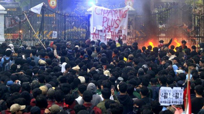 Pengunjuk rasa masih bertahan hingga petang saat menggelar aksi Darurat Indonesia Kawal Putusan MK di depan Gedung DPRD Jawa Barat, Kota Bandung, Jumat (23/8/2024).