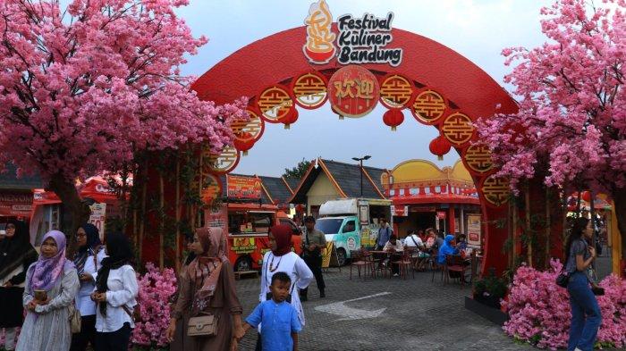 Pengunjung menghadiri Festival Kuliner Bandung (FKB) 2024 di Summarecon Mall Bandung, Gedebage, Kota Bandung, Jumat (23/8/2024).