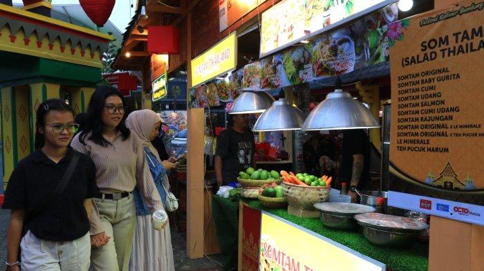 Pengunjung berburu makanan pada gelaran Festival Kuliner Bandung (FKB) 2024 di Summarecon Mall Bandung, Gedebage, Kota Bandung, Jumat (23/8/2024).