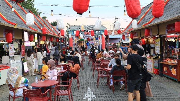 Pengunjung menikmati makanan pada gelaran Festival Kuliner Bandung (FKB) 2024 di Summarecon Mall Bandung, Gedebage, Kota Bandung, Jumat (23/8/2024).