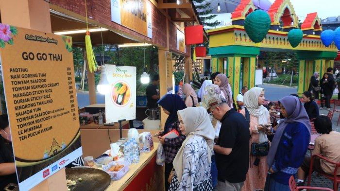 Pengunjung membeli makanan pada gelaran Festival Kuliner Bandung (FKB) 2024 di Summarecon Mall Bandung, Gedebage, Kota Bandung, Jumat (23/8/2024).