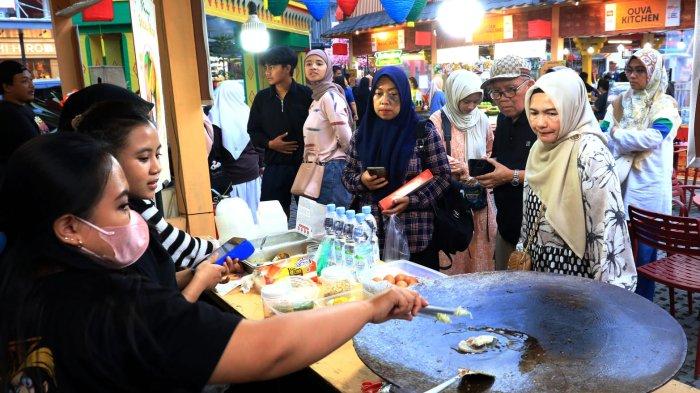 Pengunjung membeli makanan pada gelaran Festival Kuliner Bandung (FKB) 2024 di Summarecon Mall Bandung, Gedebage, Kota Bandung, Jumat (23/8/2024).
