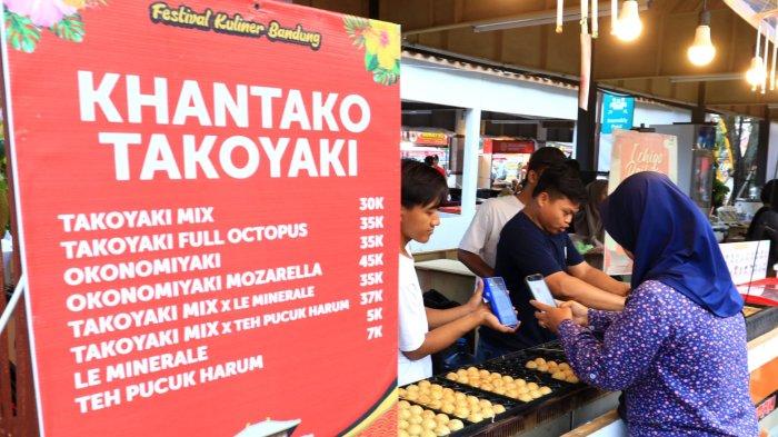 Pengunjung membeli makanan pada gelaran Festival Kuliner Bandung (FKB) 2024 di Summarecon Mall Bandung, Gedebage, Kota Bandung, Jumat (23/8/2024).