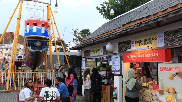 Wahana karnaval hadir pada gelaran Festival Kuliner Bandung (FKB) 2024 di Summarecon Mall Bandung, Gedebage, Kota Bandung, Jumat (23/8/2024).