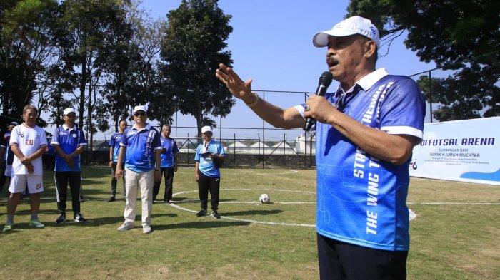 Komisaris PT Persib Bandung Bermartabat (PBB) dan Manajer Persib Bandung, Umuh Muchtar memberikan sambutan pada peresmian lapangan DI Futsal Arena di kawasan PTDI, Kota Bandung, Sabtu (24/8/2024).