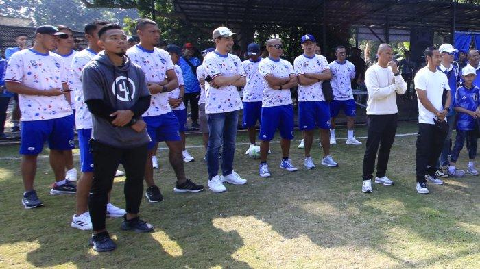 Sejumlah mantan pemain Persib Bandung yang tergabung dalam tim Sepidermain FC menghadiri peresmian lapangan DI Futsal Arena di kawasan PTDI, Kota Bandung, Sabtu (24/8/2024).