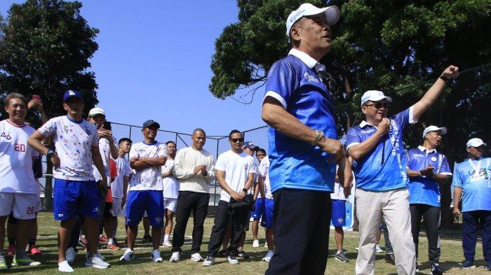 Direktur Utama PTDI Gita Amperiawan, Manajer Persib Bandung Umuh Muchtar, mantan pemain Persib Bandung, dan sejumlah tamu undangan melihat fasilitas lapangan seusai peresmian lapangan DI Futsal Arena di kawasan PTDI, Kota Bandung, Sabtu (24/8/2024).