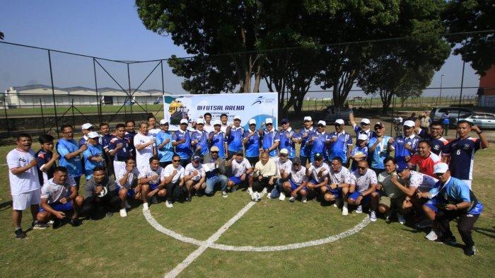 Direktur Utama PTDI Gita Amperiawan, Manajer Persib Bandung Umuh Muchtar, mantan pemain Persib Bandung, dan sejumlah tamu undangan berfoto bersama seusai peresmian lapangan DI Futsal Arena di kawasan PTDI, Kota Bandung, Sabtu (24/8/2024).