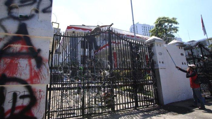 Pekerja memperbaiki pagar yang rusak dan mengecat tembok pagar yang penuh coretan cat semprot di Gedung DPRD Provinsi Jawa Barat, Jalan Diponegoro, Kota Bandung, Jawa Barat, Sabtu (24/8/2024).