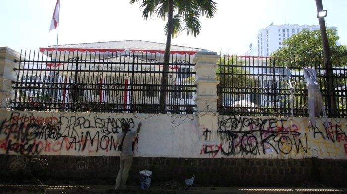 Pekerja mengecat tembok pagar yang penuh coretan cat semprot di Gedung DPRD Provinsi Jawa Barat, Jalan Diponegoro, Kota Bandung, Jawa Barat, Sabtu (24/8/2024).