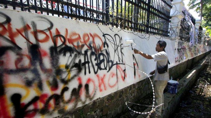 Pekerja mengecat tembok pagar yang penuh coretan cat semprot di Gedung DPRD Provinsi Jawa Barat, Jalan Diponegoro, Kota Bandung, Jawa Barat, Sabtu (24/8/2024).